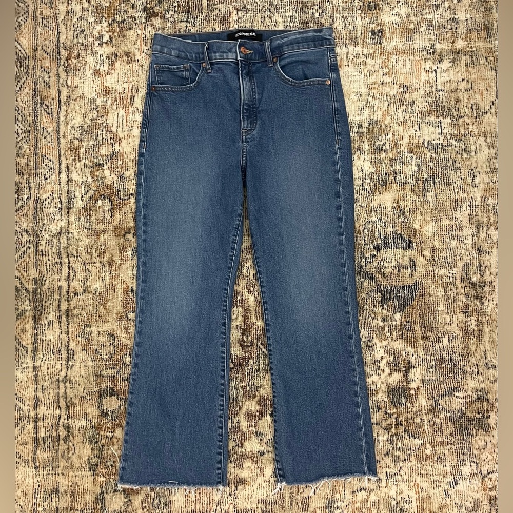 Express Cropped Flare High‎ Rise Jeans 8 Medium blue wash ~ Frayed hem